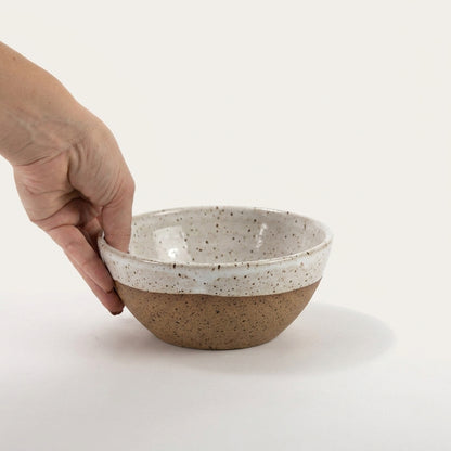 Bowl Encontro redondo em cerâmica artesanal — tamanho 16cm x 7cm, argila Flocos, esmalte Branco AMME