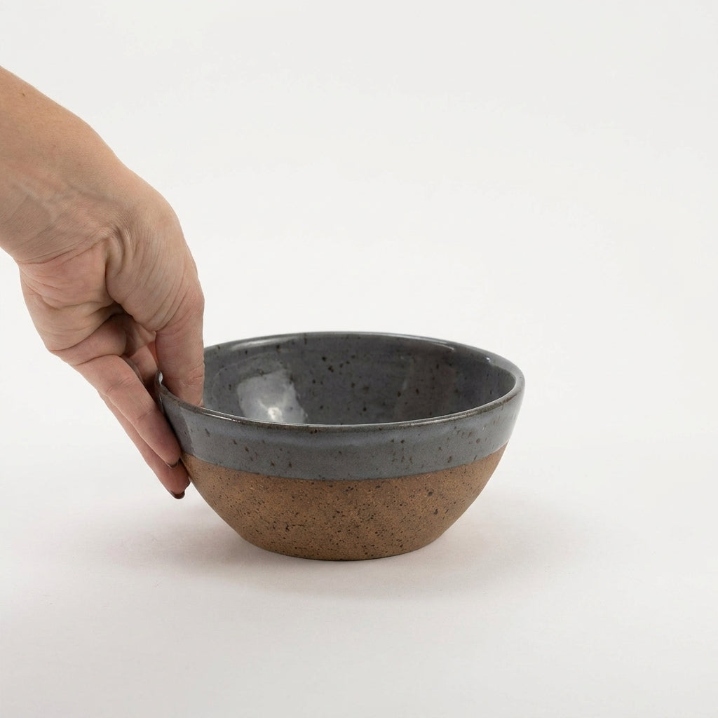 Bowl Encontro redondo em cerâmica artesanal — tamanho 16cm x 7cm, argila Flocos, esmalte Grafite