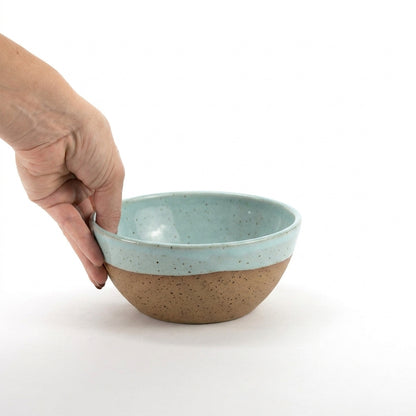 Bowl Encontro redondo em cerâmica artesanal — tamanho 16cm x 7cm, argila Flocos, esmalte Jujuba