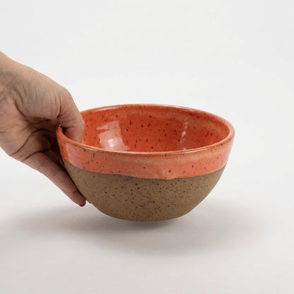 Bowl Encontro redondo em cerâmica artesanal — tamanho 16cm x 7cm, argila Flocos, esmalte Laranja Intenso