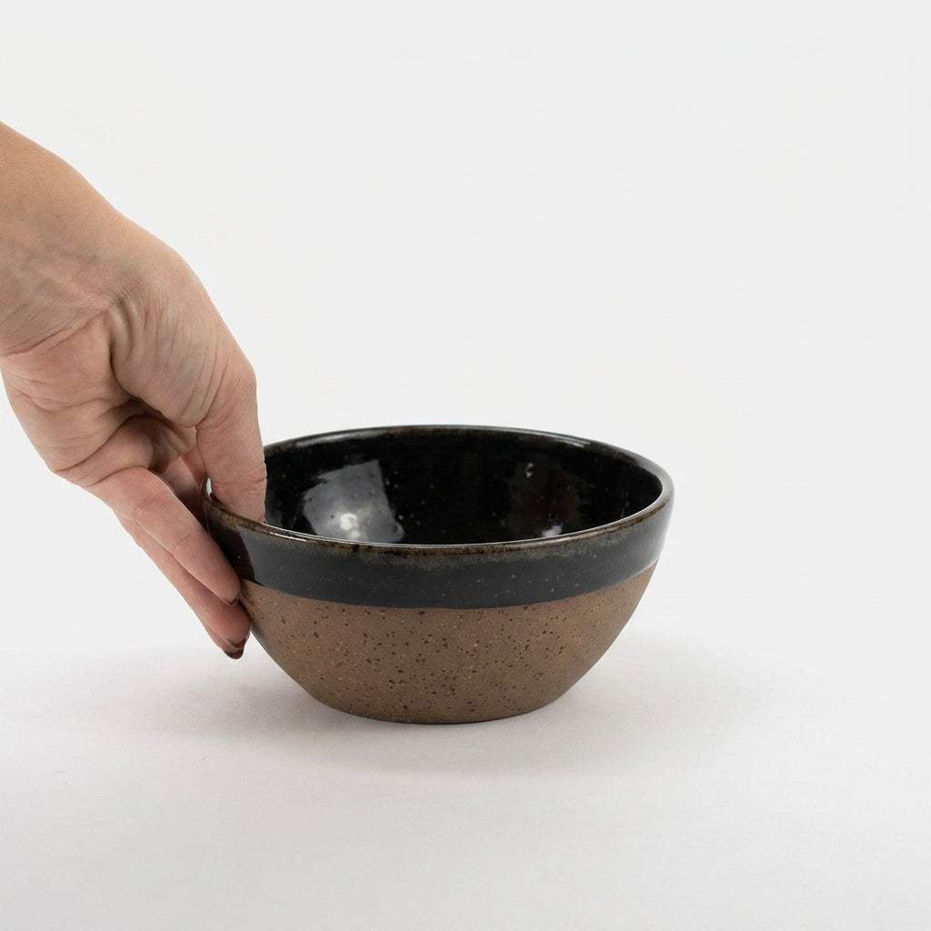 Bowl Encontro redondo em cerâmica artesanal — tamanho 16cm x 7cm, argila Flocos, esmalte Preto Ébano