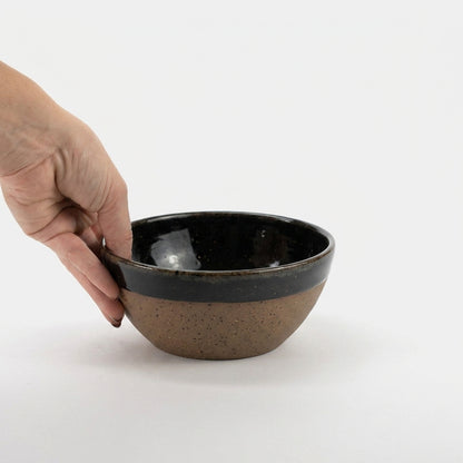 Bowl Encontro redondo em cerâmica artesanal — tamanho 16cm x 7cm, argila Flocos, esmalte Preto Ébano