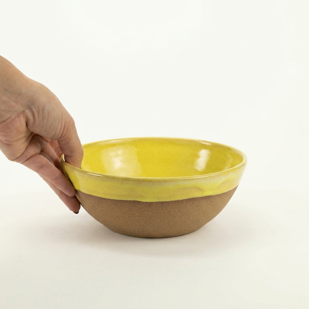 Bowl Encontro redondo em cerâmica artesanal — tamanho 19cm x 7cm, argila Cappuccino, esmalte Amarelo Intenso