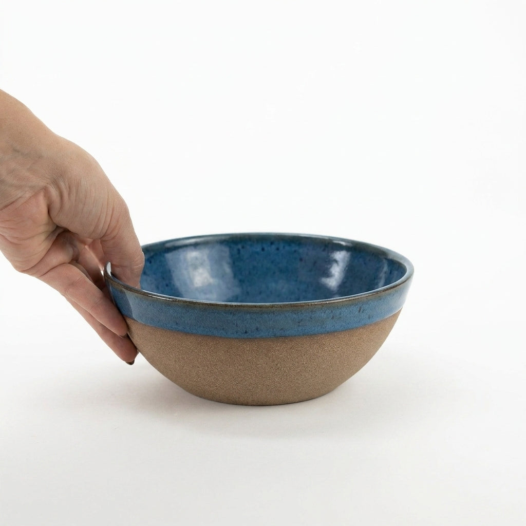 Bowl Encontro redondo em cerâmica artesanal — tamanho 19cm x 7cm, argila Cappuccino, esmalte Azul Safira