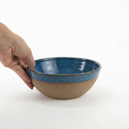 Bowl Encontro redondo em cerâmica artesanal — tamanho 19cm x 7cm, argila Cappuccino, esmalte Azul Safira