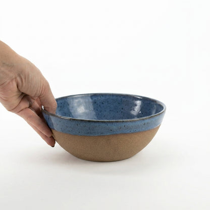 Bowl Encontro redondo em cerâmica artesanal — tamanho 19cm x 7cm, argila Cappuccino, esmalte Azul Safira