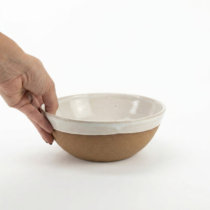 Bowl Encontro redondo em cerâmica artesanal — tamanho 19cm x 7cm, argila Cappuccino, esmalte Branco AMME