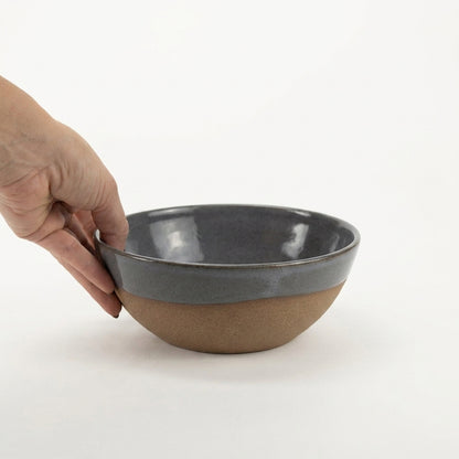 Bowl Encontro redondo em cerâmica artesanal — tamanho 19cm x 7cm, argila Cappuccino, esmalte Grafite