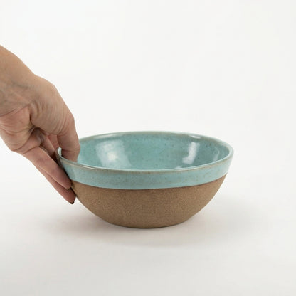 Bowl Encontro redondo em cerâmica artesanal — tamanho 19cm x 7cm, argila Cappuccino, esmalte Jujuba