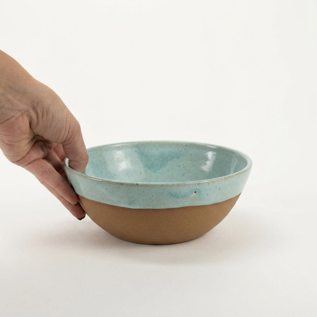 Bowl Encontro redondo em cerâmica artesanal — tamanho 19cm x 7cm, argila Cappuccino, esmalte Jujuba