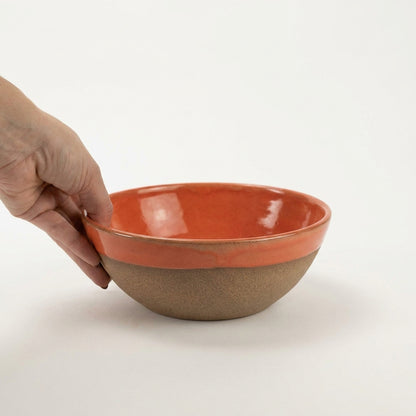 Bowl Encontro redondo em cerâmica artesanal — tamanho 19cm x 7cm, argila Cappuccino, esmalte Laranja Intenso