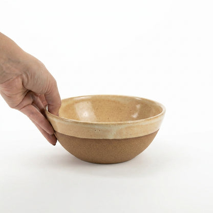 Bowl Encontro redondo em cerâmica artesanal — tamanho 19cm x 7cm, argila Cappuccino, esmalte Pedra Sabão
