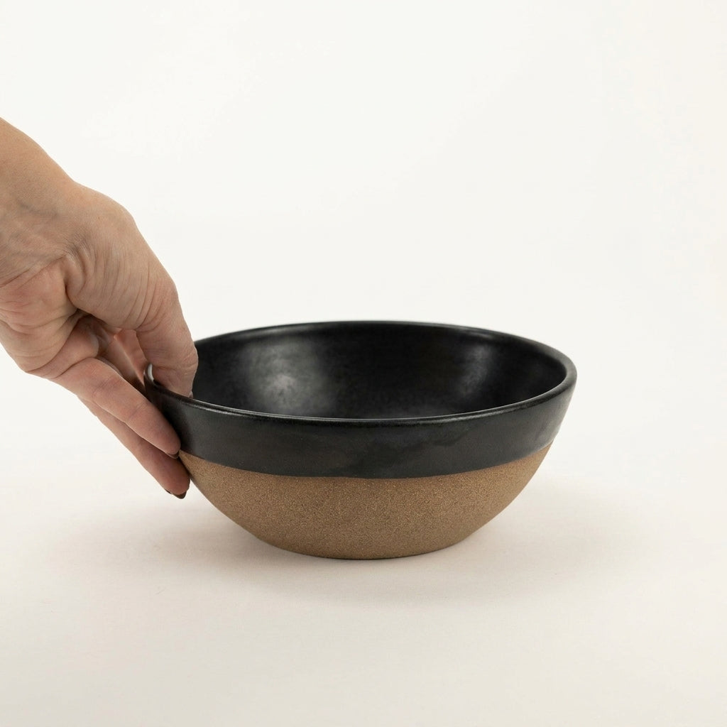 Bowl Encontro redondo em cerâmica artesanal — tamanho 19cm x 7cm, argila Cappuccino, esmalte Preto Acetinado