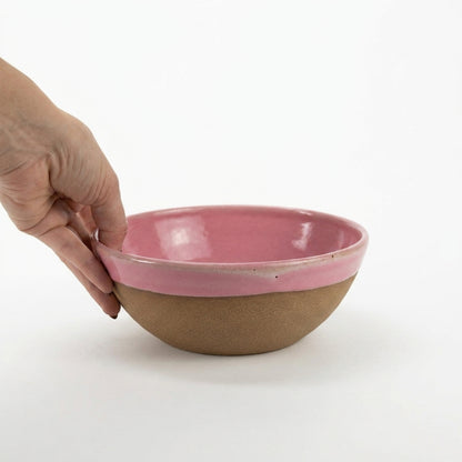 Bowl Encontro redondo em cerâmica artesanal — tamanho 19cm x 7cm, argila Cappuccino, esmalte Rosa Barbie