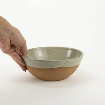Bowl Encontro redondo em cerâmica artesanal — tamanho 19cm x 7cm, argila Cappuccino, esmalte Verde Pompeia