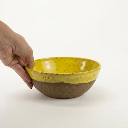 Bowl Encontro redondo em cerâmica artesanal — tamanho 19cm x 7cm, argila Flocos, esmalte Amarelo Intenso