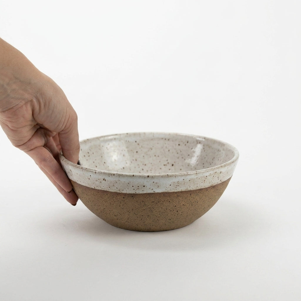 Bowl Encontro redondo em cerâmica artesanal — tamanho 19cm x 7cm, argila Flocos, esmalte Branco AMME