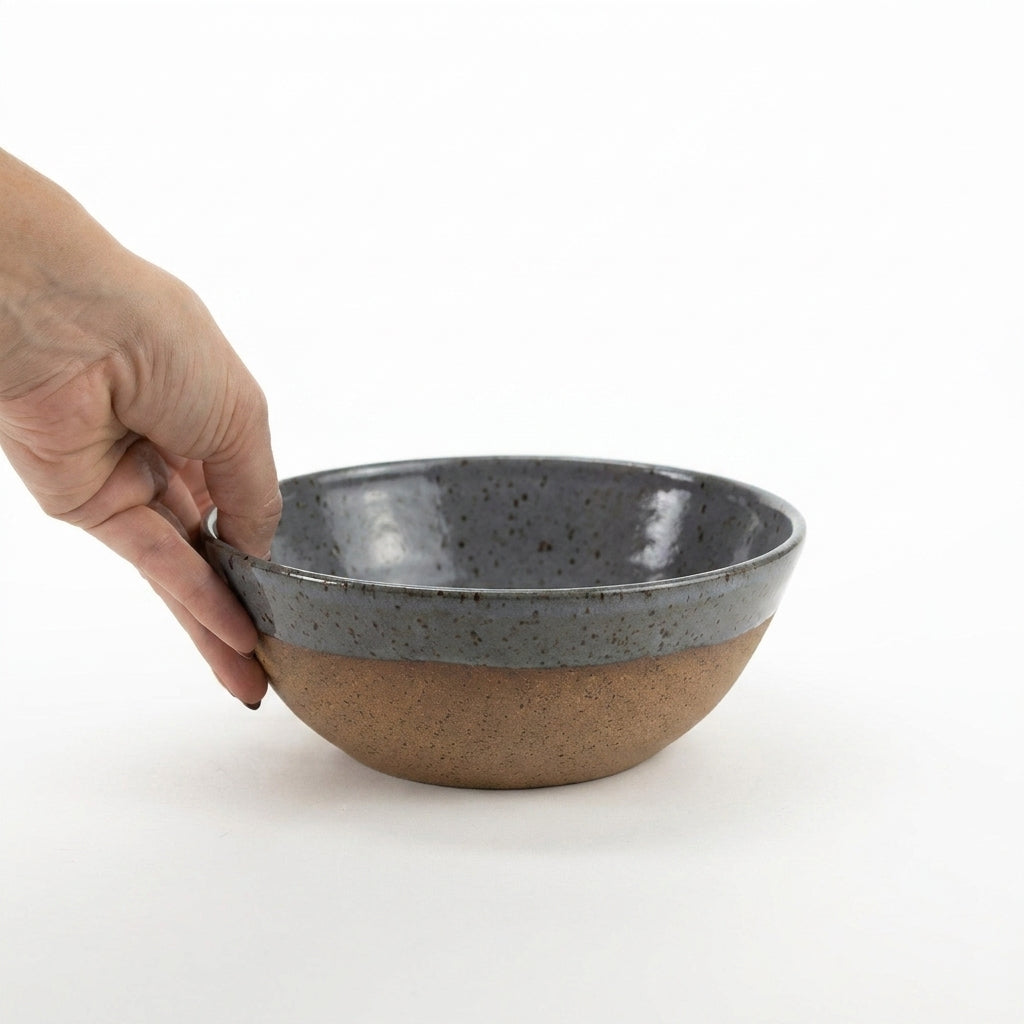 Bowl Encontro redondo em cerâmica artesanal — tamanho 19cm x 7cm, argila Flocos, esmalte Grafite