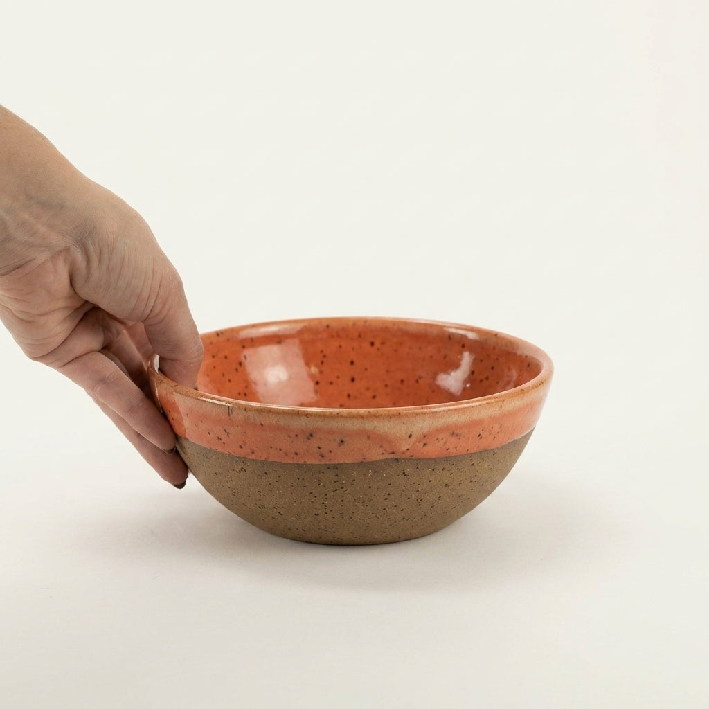 Bowl Encontro redondo em cerâmica artesanal — tamanho 19cm x 7cm, argila Flocos, esmalte Laranja Intenso