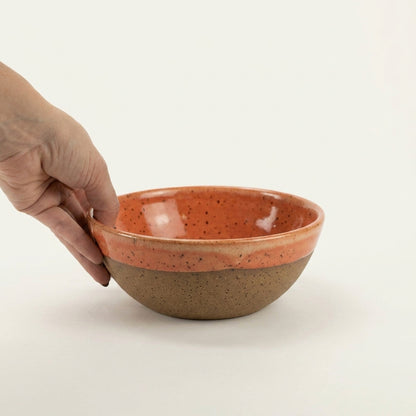 Bowl Encontro redondo em cerâmica artesanal — tamanho 19cm x 7cm, argila Flocos, esmalte Laranja Intenso