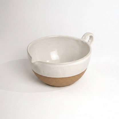 Bowl grande para bolo em cerâmica artesanal — argila Cappuccino, esmalte Branco AMME