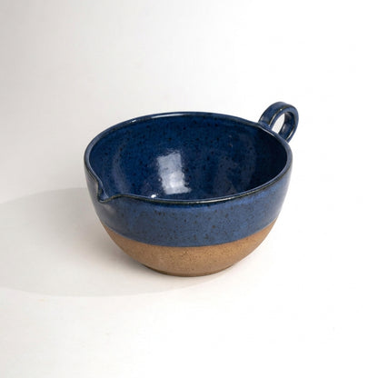 Bowl grande para bolo em cerâmica artesanal — argila Cappuccino, esmalte Lazuli