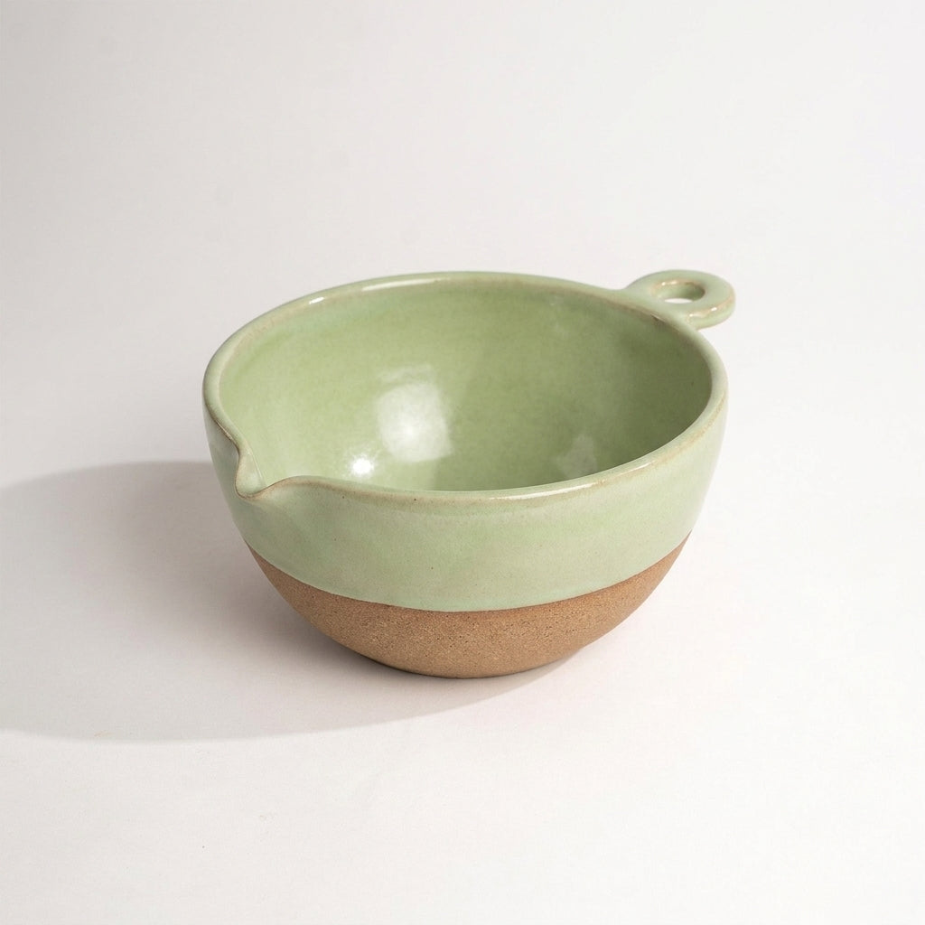 Bowl grande para bolo em cerâmica artesanal — argila Cappuccino, esmalte Verde Menta