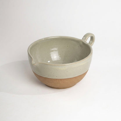 Bowl grande para bolo em cerâmica artesanal — argila Cappuccino, esmalte Verde Pompeia