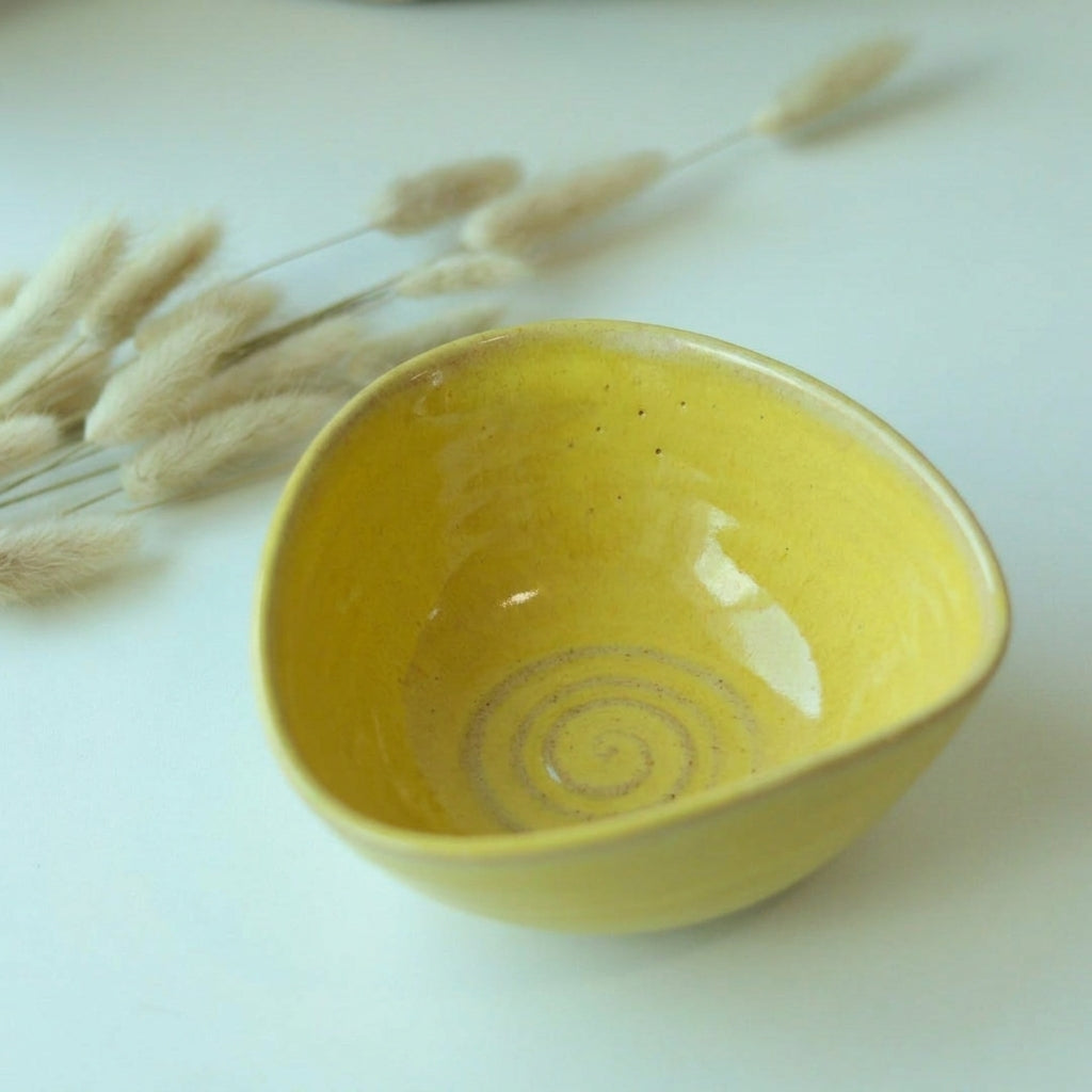 Bowl Encontro Triângulo em cerâmica artesanal — tamanho 10cm x 5cm, argila Cappuccino, esmalte Amarelo Intenso