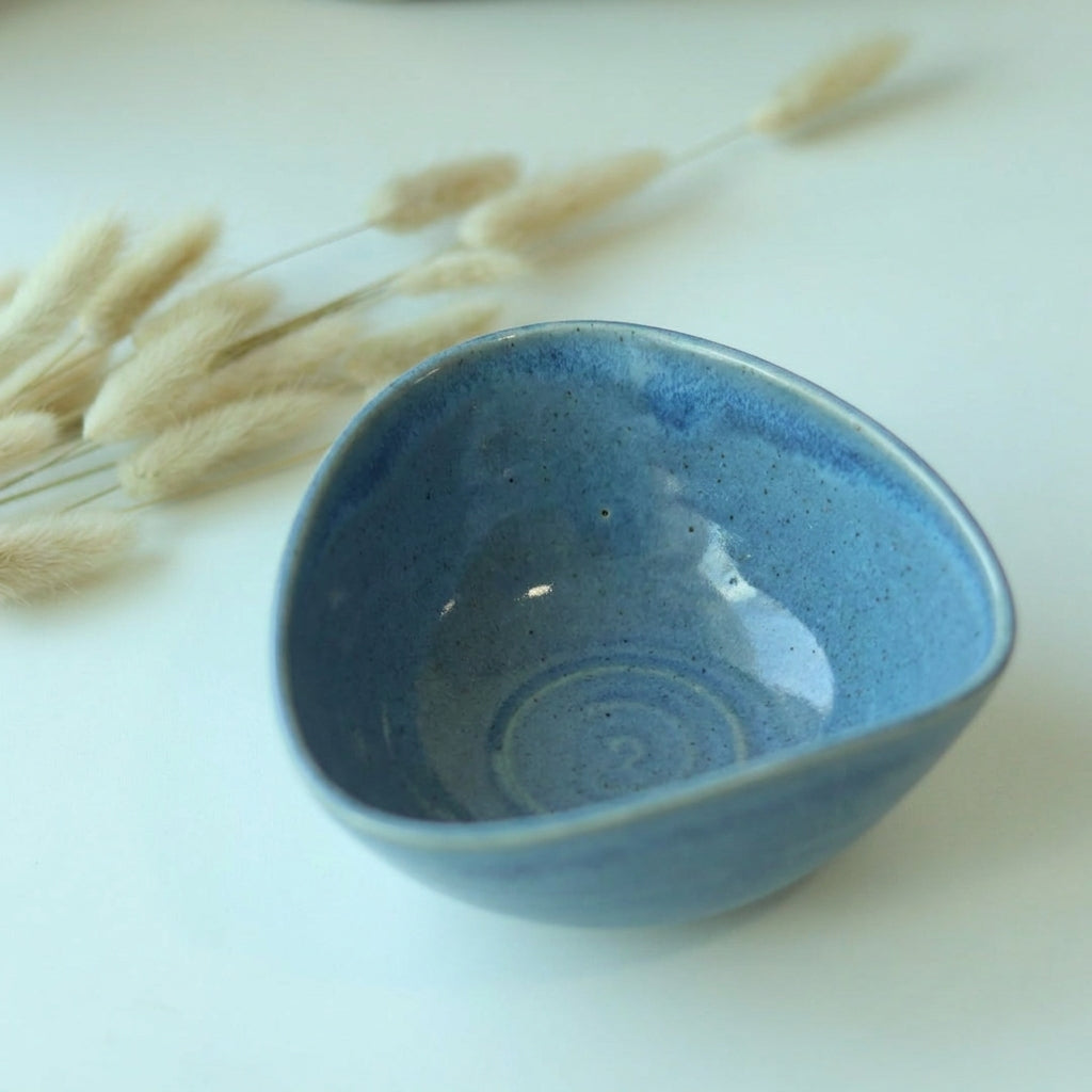 Bowl Encontro Triângulo em cerâmica artesanal — tamanho 10cm x 5cm, argila Cappuccino, esmalte Azul Safira