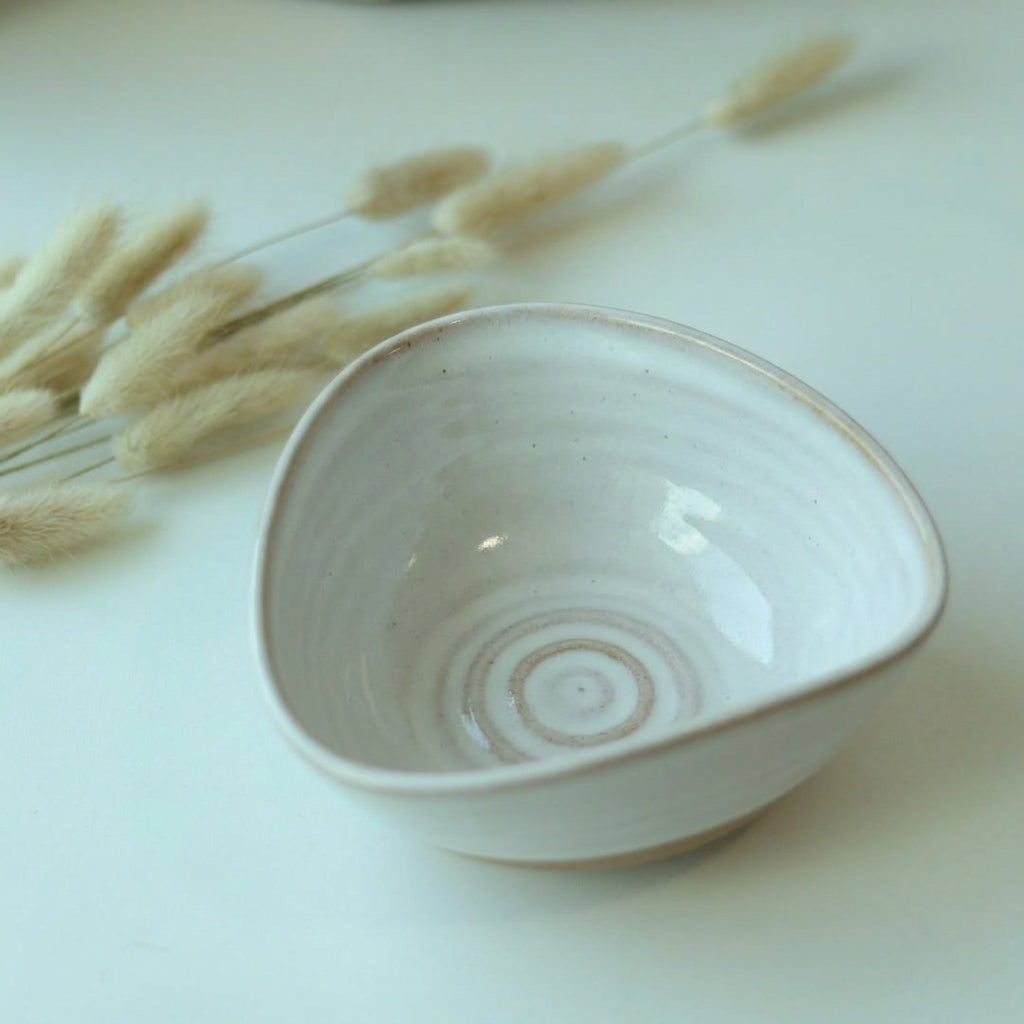 Bowl Encontro Triângulo em cerâmica artesanal — tamanho 10cm x 5cm, argila Cappuccino, esmalte Branco AMME
