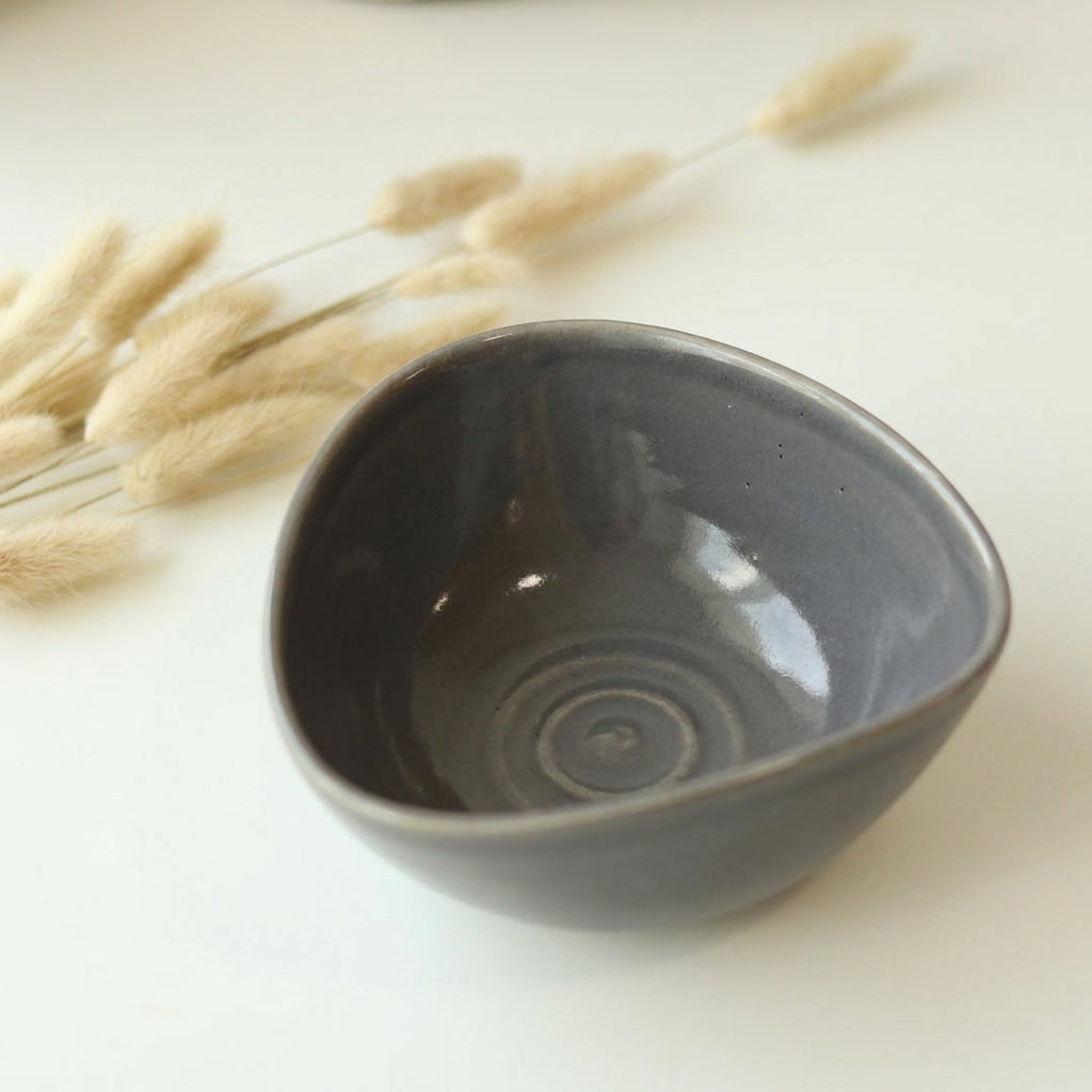 Bowl Encontro Triângulo em cerâmica artesanal — tamanho 10cm x 5cm, argila Cappuccino, esmalte Grafite