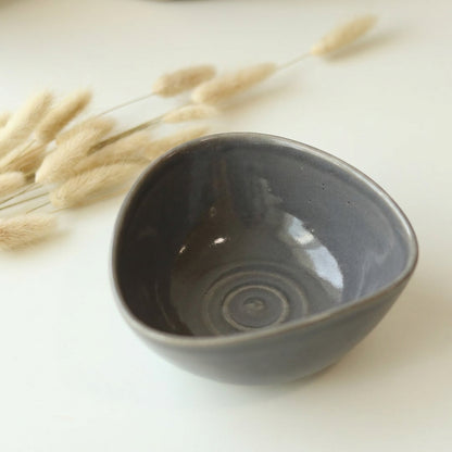 Bowl Encontro Triângulo em cerâmica artesanal — tamanho 10cm x 5cm, argila Cappuccino, esmalte Grafite
