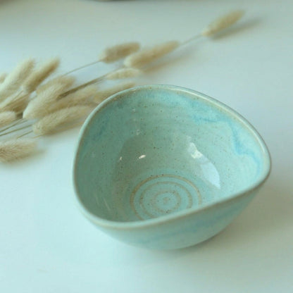 Bowl Encontro Triângulo em cerâmica artesanal — tamanho 10cm x 5cm, argila Cappuccino, esmalte Jujuba