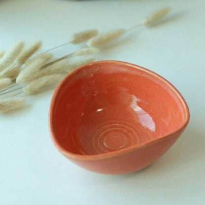Bowl Encontro Triângulo em cerâmica artesanal — tamanho 10cm x 5cm, argila Cappuccino, esmalte Laranja Intenso