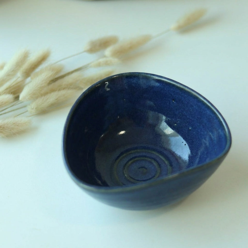 Bowl Encontro Triângulo em cerâmica artesanal — tamanho 10cm x 5cm, argila Cappuccino, esmalte Lazuli