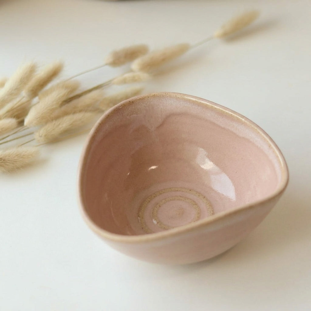 Bowl Encontro Triângulo em cerâmica artesanal — tamanho 10cm x 5cm, argila Cappuccino, esmalte Nude