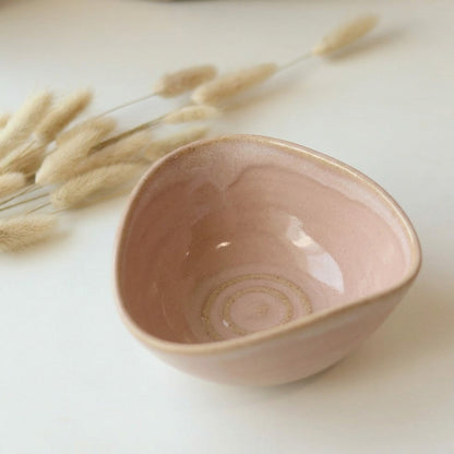 Bowl Encontro Triângulo em cerâmica artesanal — tamanho 10cm x 5cm, argila Cappuccino, esmalte Nude