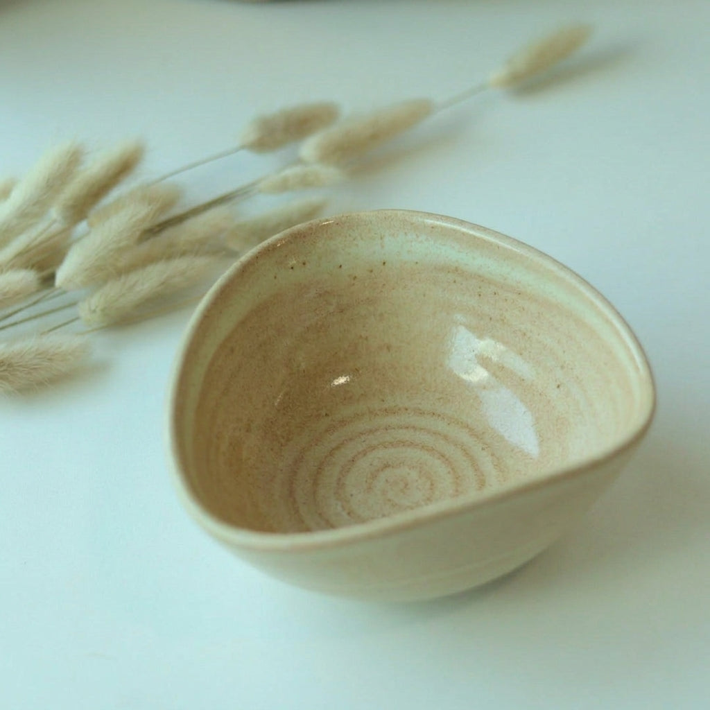 Bowl Encontro Triângulo em cerâmica artesanal — tamanho 10cm x 5cm, argila Cappuccino, esmalte Pedra Sabão