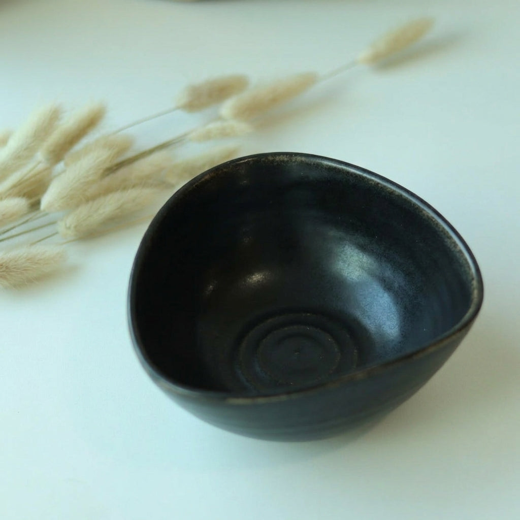Bowl Encontro Triângulo em cerâmica artesanal — tamanho 10cm x 5cm, argila Cappuccino, esmalte Preto Acetinado