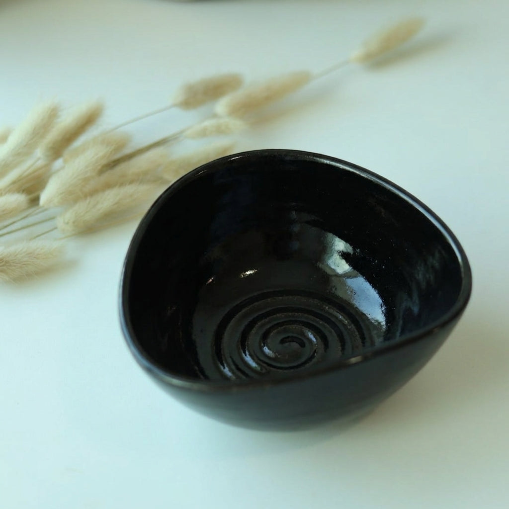 Bowl Encontro Triângulo em cerâmica artesanal — tamanho 10cm x 5cm, argila Cappuccino, esmalte Preto Ébano
