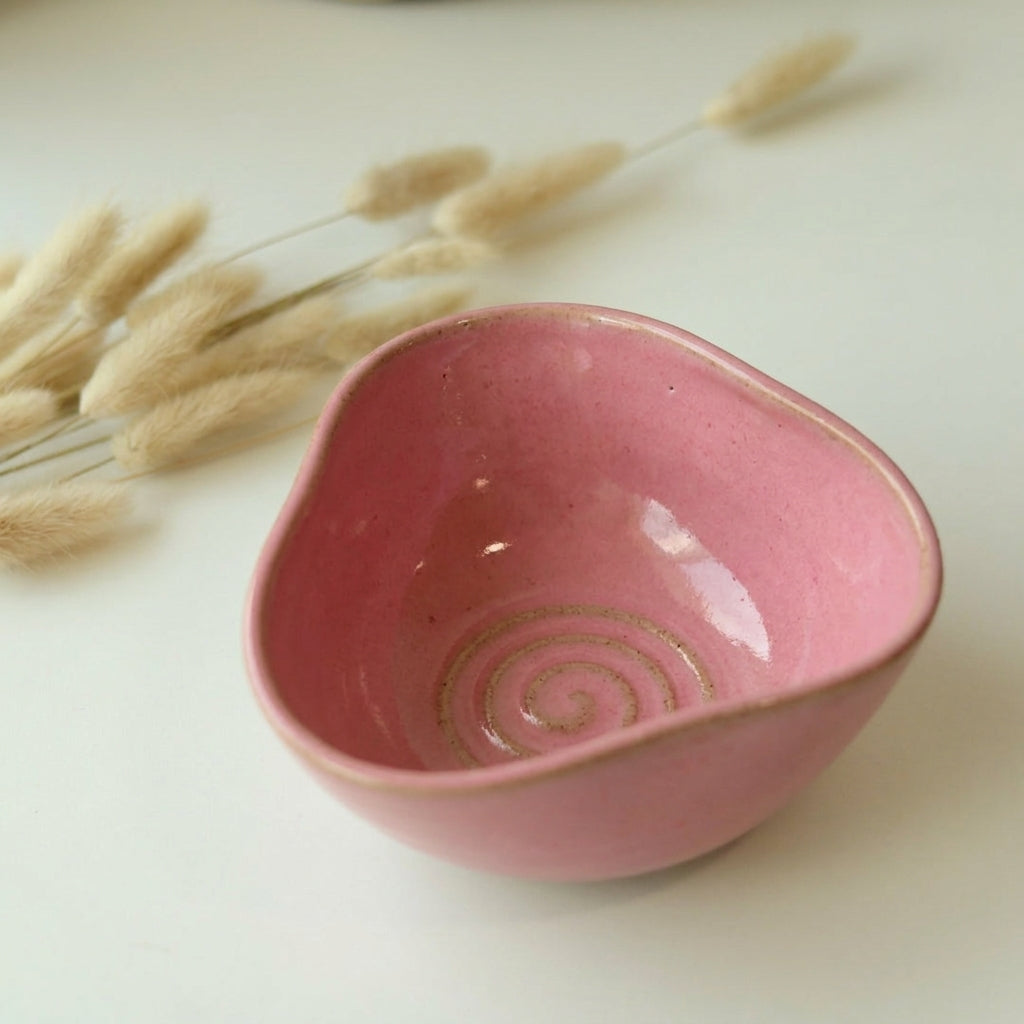Bowl Encontro Triângulo em cerâmica artesanal — tamanho 10cm x 5cm, argila Cappuccino, esmalte Rosa Barbie