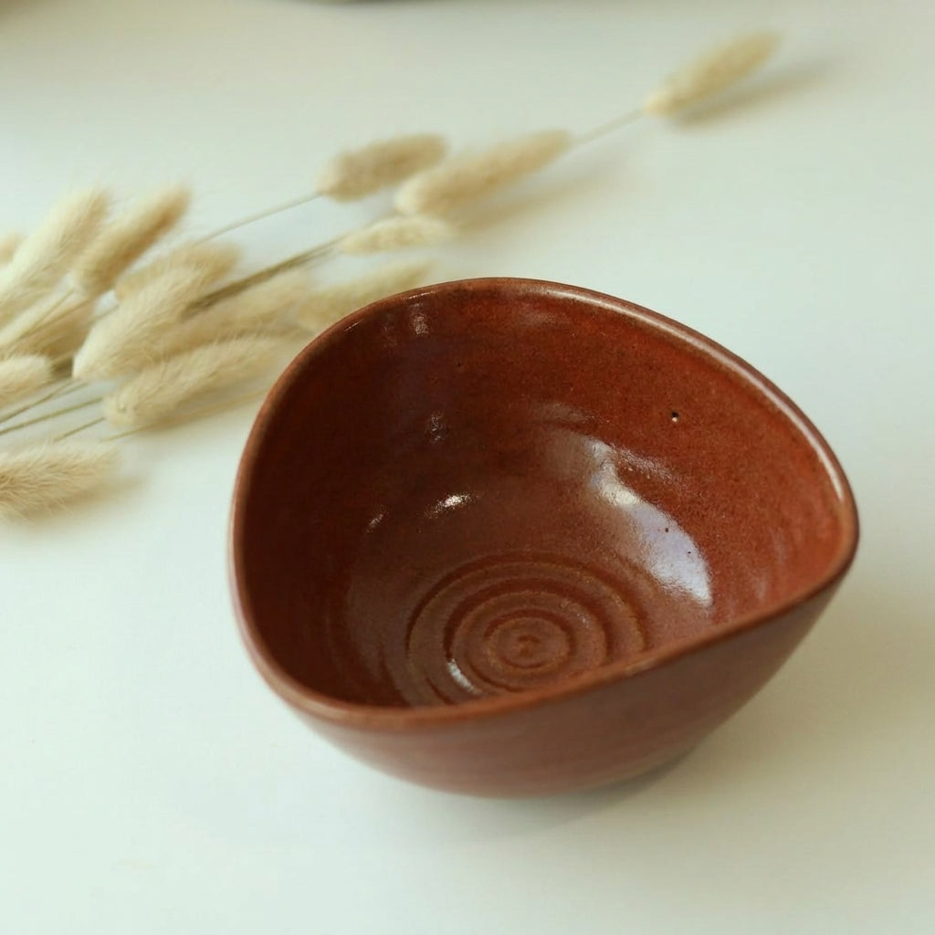Bowl Encontro Triângulo em cerâmica artesanal — tamanho 10cm x 5cm, argila Cappuccino, esmalte Sol de Terracota
