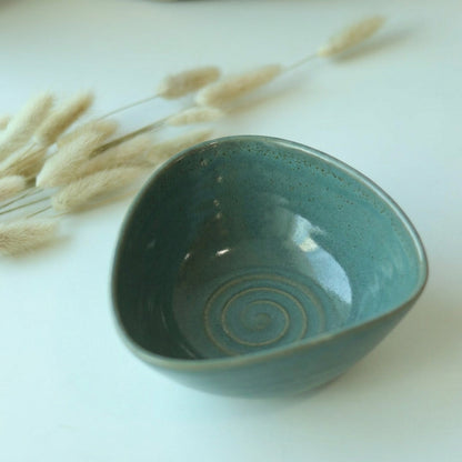 Bowl Encontro Triângulo em cerâmica artesanal — tamanho 10cm x 5cm, argila Cappuccino, esmalte Verde Exército