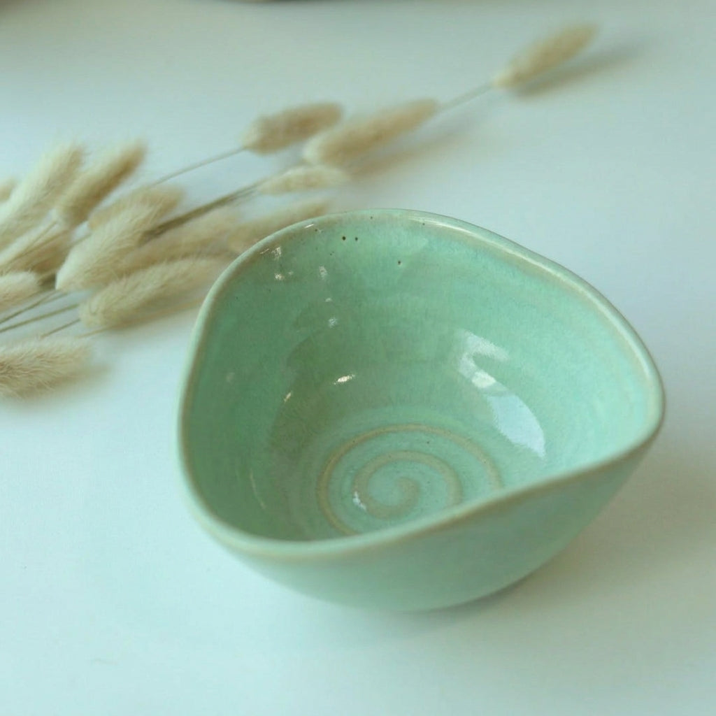 Bowl Encontro Triângulo em cerâmica artesanal — tamanho 10cm x 5cm, argila Cappuccino, esmalte Verde Menta