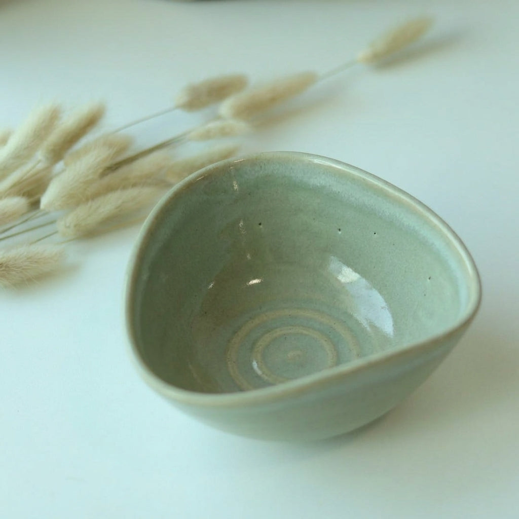 Bowl Encontro Triângulo em cerâmica artesanal — tamanho 10cm x 5cm, argila Cappuccino, esmalte Verde Pompeia
