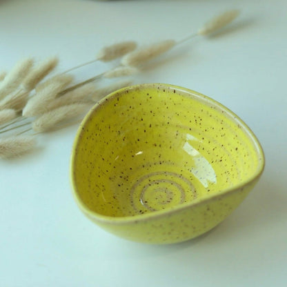 Bowl Encontro Triângulo em cerâmica artesanal — tamanho 10cm x 5cm, argila Flocos, esmalte Amarelo Intenso