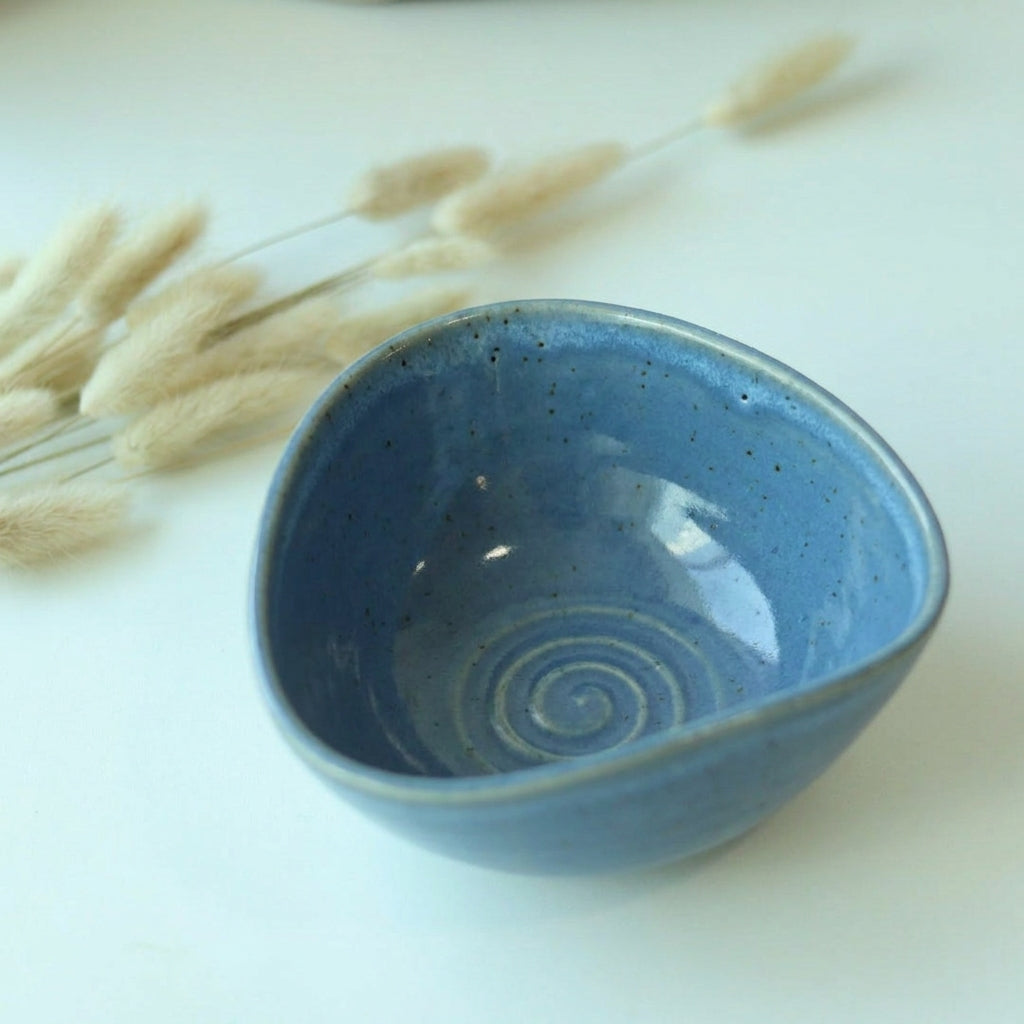 Bowl Encontro Triângulo em cerâmica artesanal — tamanho 10cm x 5cm, argila Flocos, esmalte Azul Safira