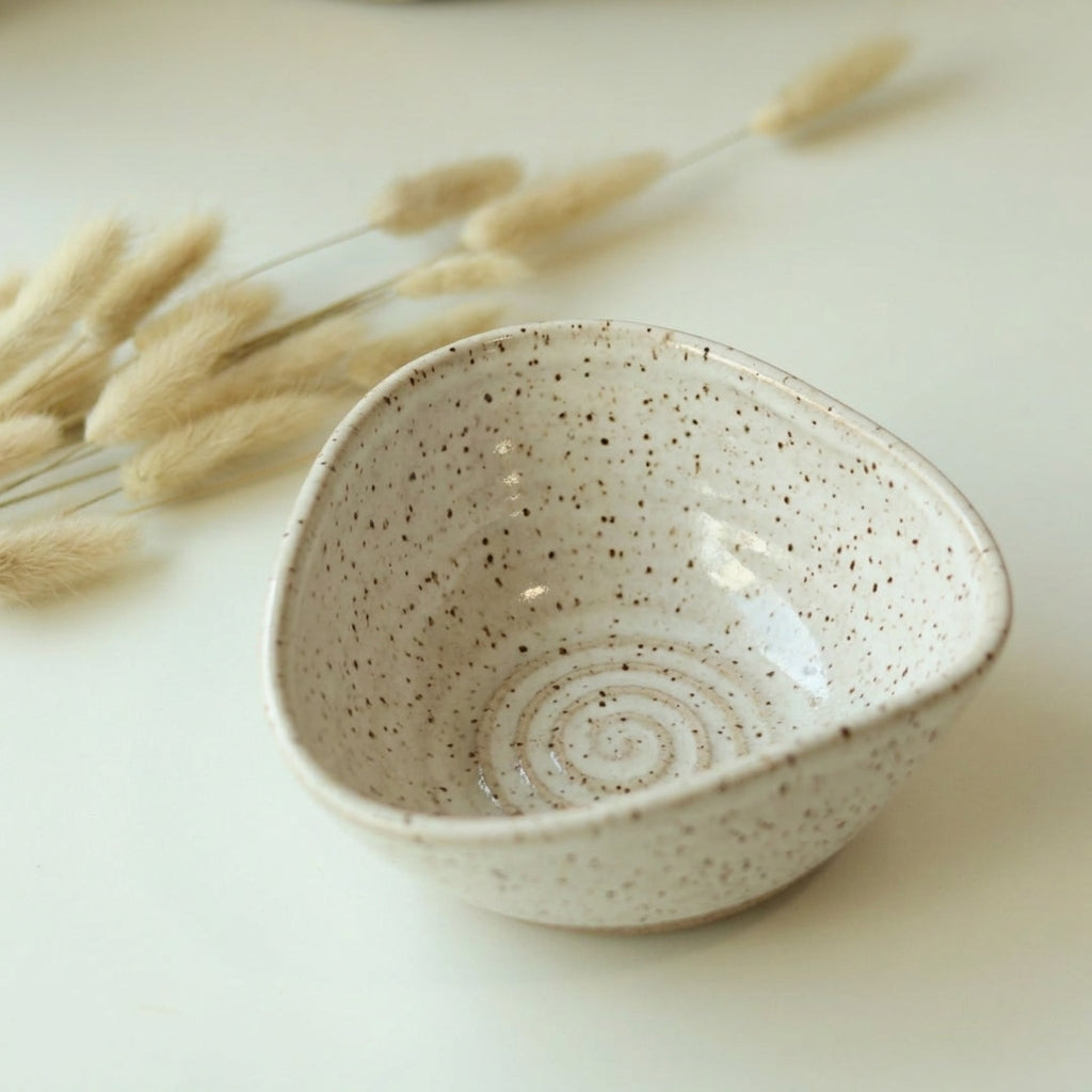 Bowl Encontro Triângulo em cerâmica artesanal — tamanho 10cm x 5cm, argila Flocos, esmalte Branco AMME