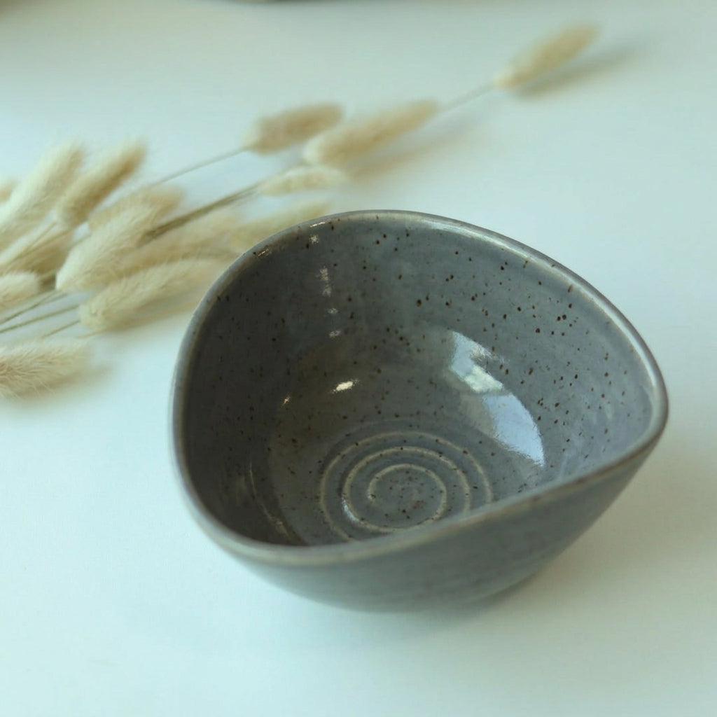 Bowl Encontro Triângulo em cerâmica artesanal — tamanho 10cm x 5cm, argila Flocos, esmalte Grafite